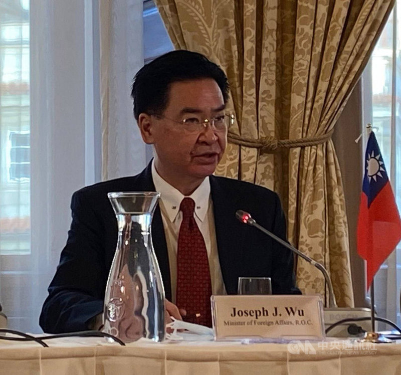 外交部長吳釗燮27日應邀在捷克國家科學院與智庫「解析中國」所舉辦的研討會演說。(外交部提供)中央社記者游凱翔傳真 110年10月27日