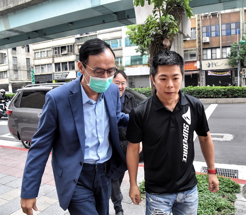 長跑好手林義傑(右)入列國民黨文傳會組副主委團。圖為去年朱立倫(左)參訪林義傑(右)「SUPERACE」公司。(中央社檔案照片)
