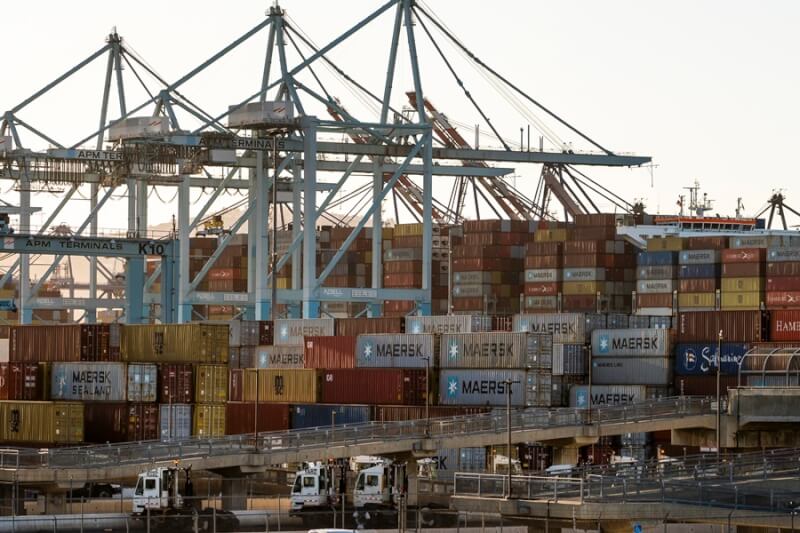 金融時報報導，中國商品占美國從亞洲國家進口製成品的比重，今年將跌至50%以下。圖為美西長堤港口。（美聯社）