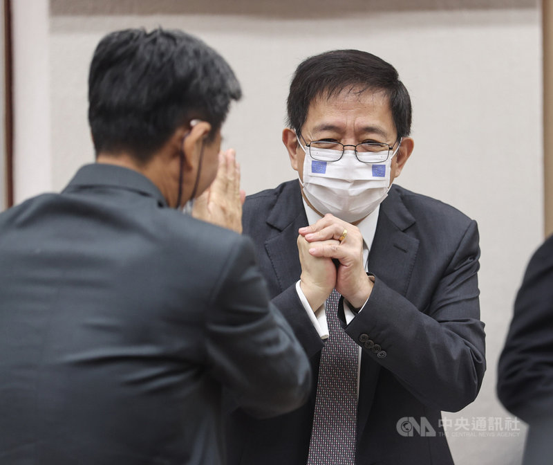 立法院教育及文化委員會27日審議國立大學預算,台大校長管中閔(右)列席備詢,拱手向與會人員致意。中央社記者鄭清元攝 110年10月27日