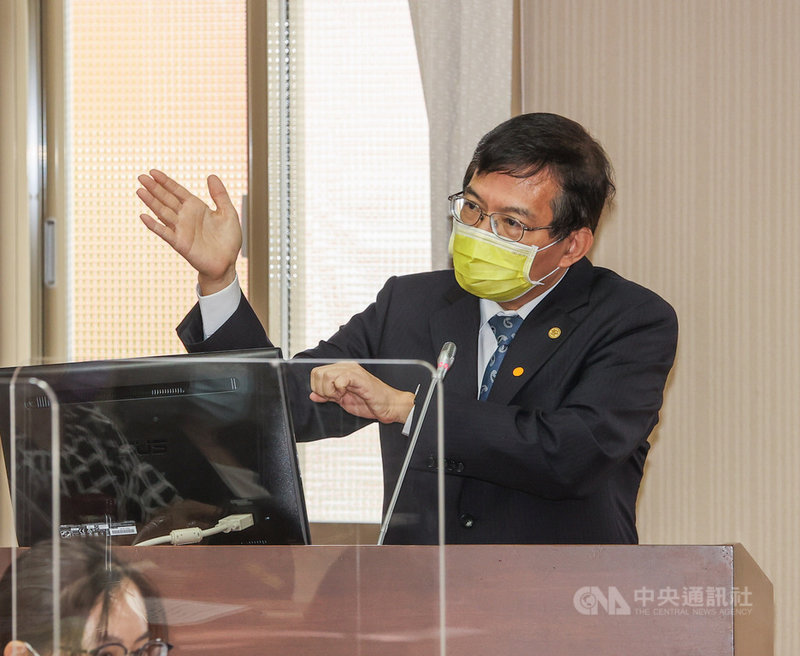 交通部長王國材27日上午赴立法院交通委員會,報告「111年度施政計畫及預算編列」,並備質詢。中央社記者鄭清元攝 110年10月27日