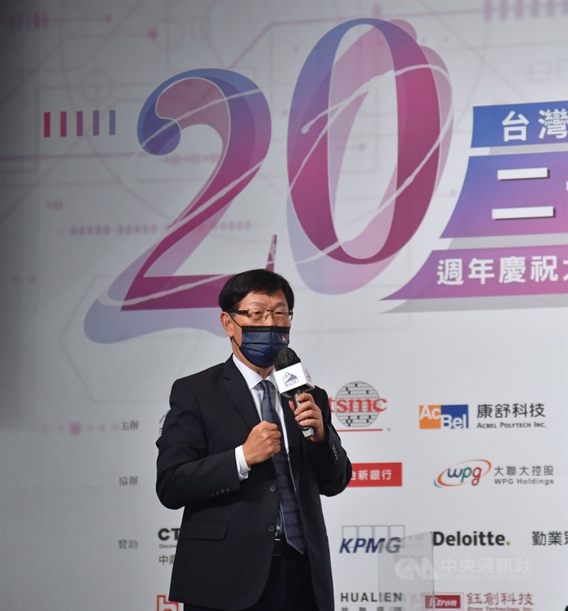 台灣玉山科技協會26日舉行20週年慶論壇,下午探討台灣電動車產業,由鴻海董事長劉揚偉主持,他表示,鴻海與印尼政府及當地廠商合作電動車生態系的合約,可望在今年落實。中央社記者王飛華攝 110年10月26日