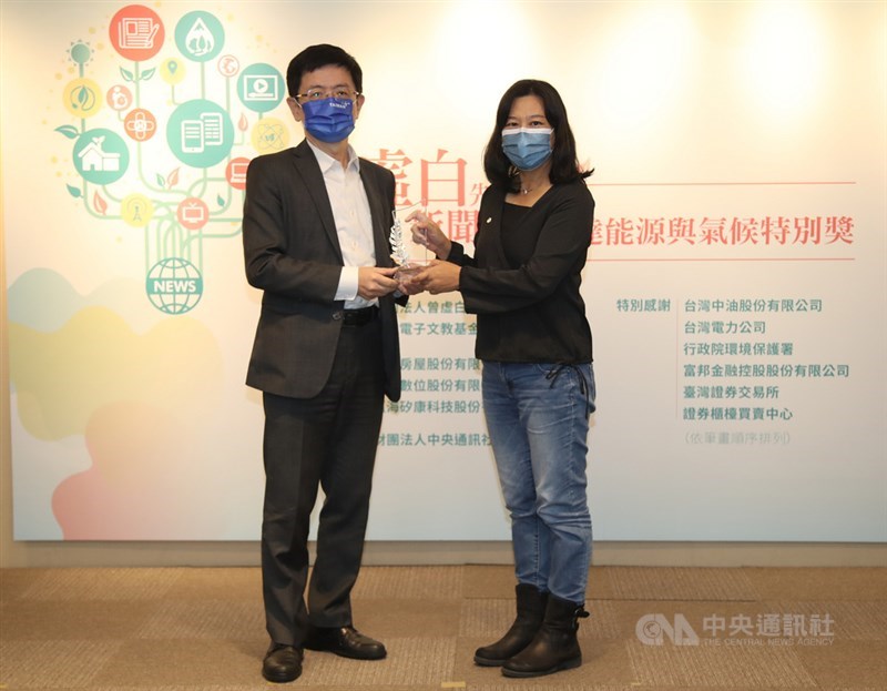 2021年台達能源與氣候特別獎27日公布得獎名單,影音類獎項由財團法人公共電視文化事業基金會「白色珊瑚海」獲得,中央通訊社社長張瑞昌(左)出席頒獎,製作人于立平(右)代表領獎。中央社記者張新偉攝 110年10月27日