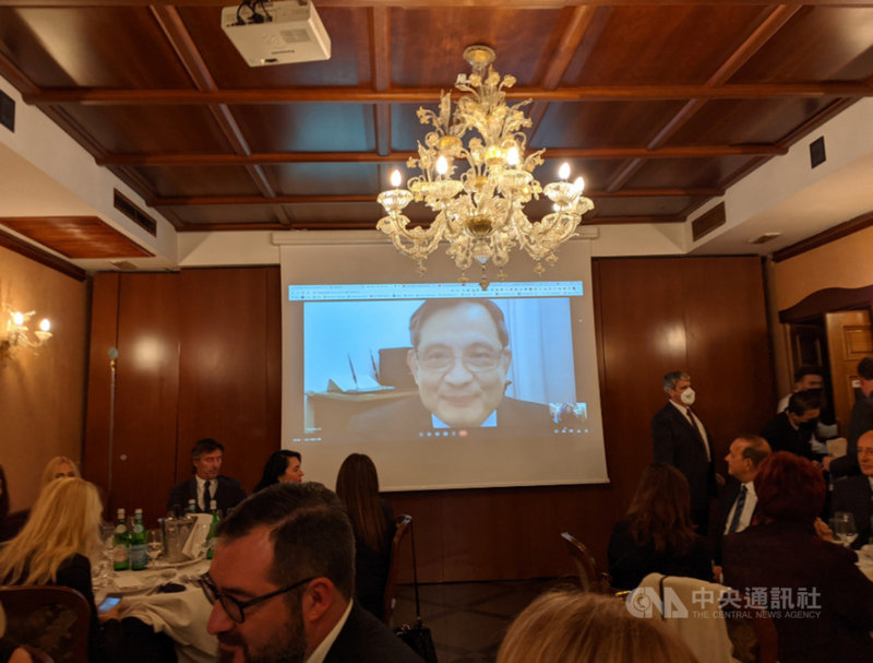 駐義代表李新穎(圖中螢幕者)應邀在國際扶輪社的羅馬晚會中視訊演講,他呼籲在場的義大利政商菁英支持台灣。(駐義代表處提供)中央社記者黃雅詩羅馬傳真 110年10月28日