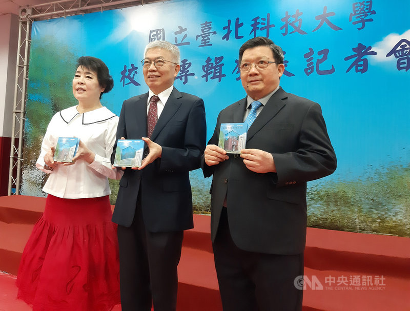 發光二極體(LED)廠億光電子董事長葉寅夫(右)28日出席台北科技大學校歌發表會後表示,不可見光LED產品今年擴增3倍產能,明年還要再擴50%產能。左起聲樂家簡文秀、台北科技大學校長王錫福。中央社記者潘智義攝 110年10月28日