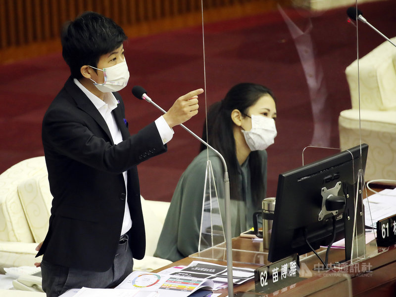 社民黨台北市議員苗博雅(左)28日指出,26日晚間與副市長黃珊珊偶遇,被告知隔天下午市長柯文哲會到議會拜訪,雖不是正式告知,但她已表示有既定行程,並向其他議員轉達「聽說市長要來」,市府更是在當天才派人向她告知,柯文哲卻在答詢時說是「議員躲起來」。柯文哲隨後答詢時也對此認錯。中央社記者張新偉攝 110年10月28日