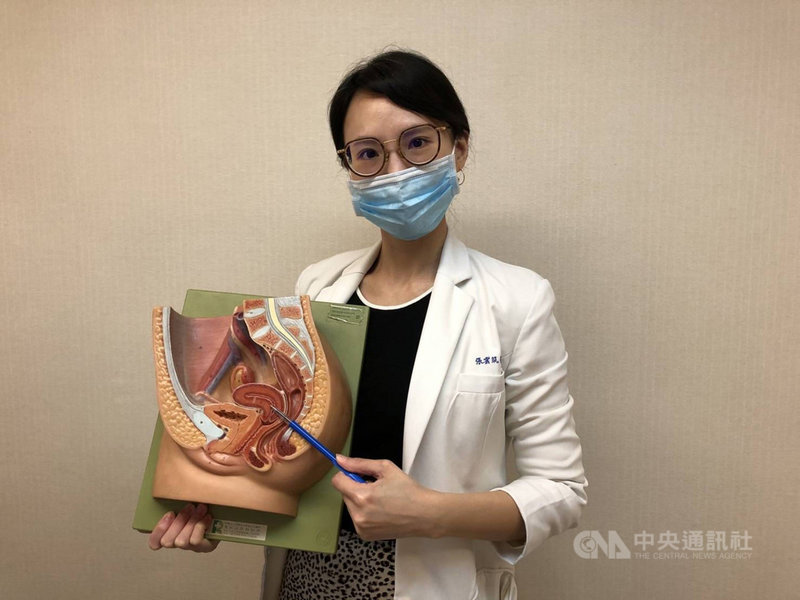書田診所泌尿科主治醫師張雲筑提醒,長期憋尿可能導致膀胱彈性疲乏,出現頻尿、尿不乾淨、漏尿等膀胱無力症狀。(書田診所提供)中央社記者江慧珺傳真 110年10月28日