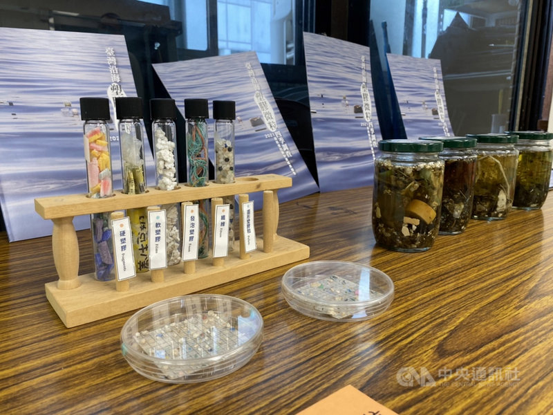 環保團體黑潮海洋文教基金會從2018年開始進行台灣沿海塑膠微粒污染現況調查,28日舉行記者會公布調查結果,綜合海陸數據,發現台灣東北海域塑膠微粒數量最多,最多的季節為夏季。中央社記者吳欣紜攝 110年10月28日