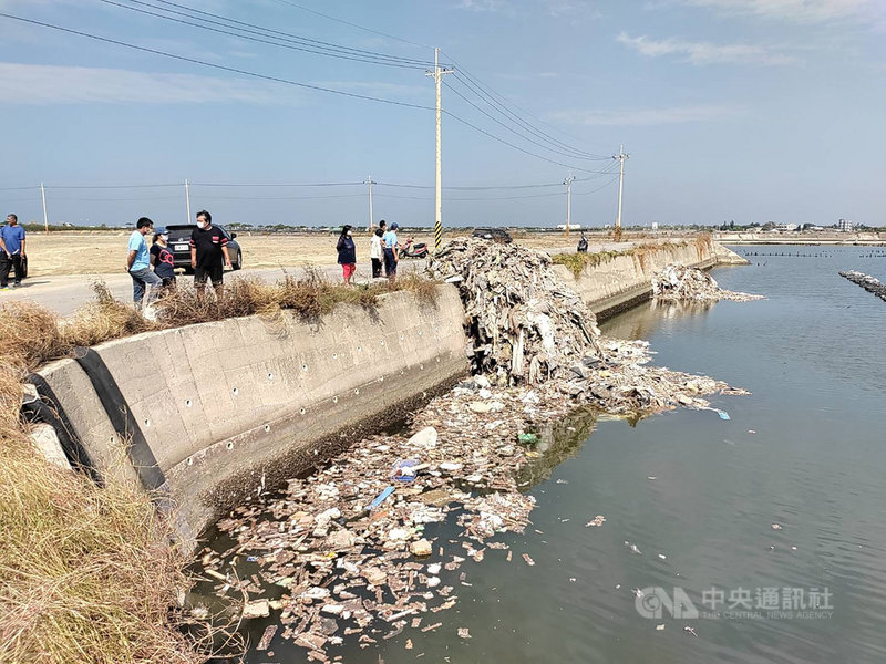 嘉義縣東石鄉掌潭村松子溝排水遭非法傾銷大量廢棄物,環保局與警方28日正追查不肖業者,水利處則負責撈起廢棄物,避免水源持續遭受污染。(讀者提供)中央社記者蔡智明傳真 110年10月28日