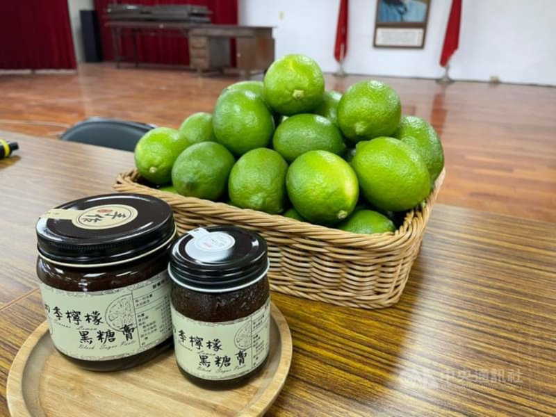 屏東縣為全台檸檬最大產區,九如鄉農會為提升有機檸檬附加價值,研發推出檸檬枇杷膏、檸檬葡萄糖胺及檸檬黑糖膏等商品,解決檸檬滯銷問題。(龔泰文提供)中央社記者郭芷瑄傳真 110年10月28日