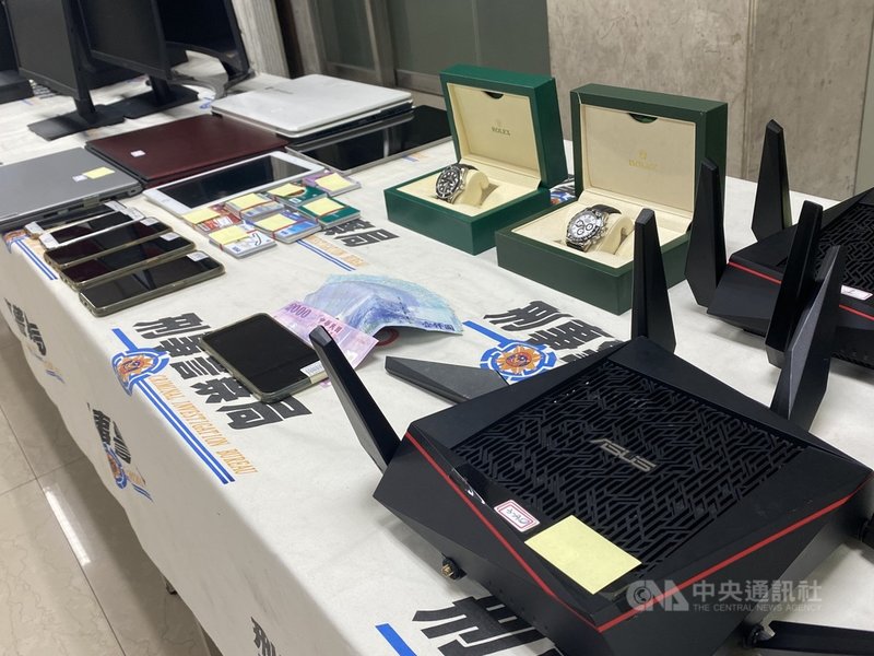 刑事局28日宣布破獲跨國詐騙案,以有詐欺前科劉男為首的詐騙機房和合作轉帳(洗錢)水房,利用假檢警手法鎖定中國大陸民眾及在新加坡工作的中國大陸籍人士行騙,多人受騙、損失慘重。圖為贓證物。中央社記者黃麗芸攝 110年10月28日