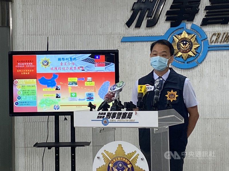 刑事局國際刑警科秘書林明俊(圖)28日表示,去年接獲新加坡警方請求協辦跨國詐騙案,循線追查以44歲劉姓男子為首的假檢警詐騙機房及洗錢水房集團,鎖定華人行騙,警方今年6至10月陸續在台中逮17嫌送辦。中央社記者黃麗芸攝 110年10月28日