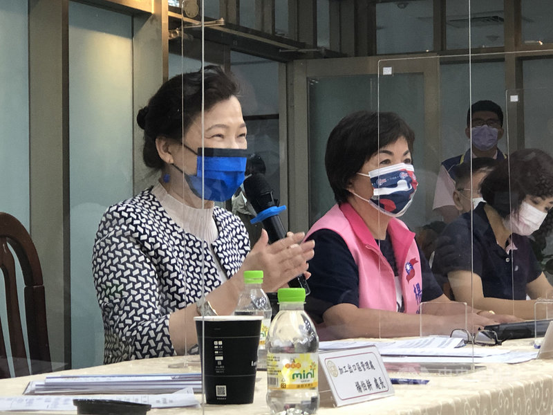 基本工資調升,企業是否能獲得補助,經濟部長王美花(左)28日出席立法院經濟委員會「台中地區農經建設概況」考察,她會後受訪表示,相關配套方案以及細節,密集跟相關部會確認,將在月底端出草案。中央社記者趙麗妍攝 110年10月28日