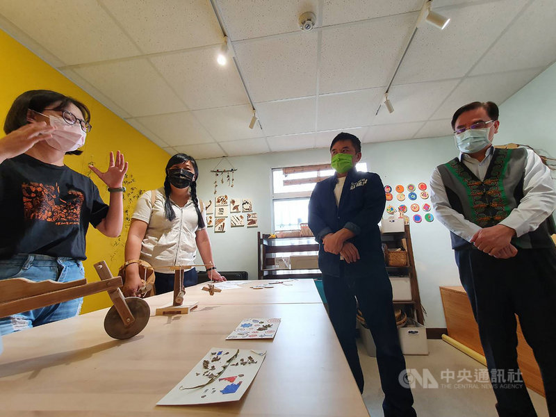 原住民族委員會配合中央振興五倍券加碼推出「i原券」,立法院內政委員會委員、民進黨籍立委伍麗華(左2)與莊瑞雄(右2),以及原民會主委夷將.拔路兒(右)等人28日赴屏東原百貨等處,考察「i原券」推廣情形。中央社記者郭芷瑄攝 110年10月28日