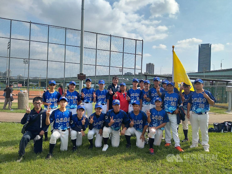 2021第9屆中信盃黑豹旗全國高中棒球大賽,馬祖高中棒球隊今年首度晉級64強,從前總教練鄭新勇(2排左6)手中接下帶隊總教練一職的陳則汎(右)表示,很榮幸馬祖高中棒球隊寫佳績。(陳則汎提供)中央社記者邱筠馬祖傳真 110年10月28日