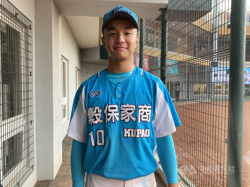 穀保家商青棒隊隊長黃柏叡28日在2021第9屆中信盃黑豹旗全國高中棒球大賽繳出猛打賞好表現,他今年接下隊長任務,希望給自己一點挑戰、突破自我。中央社記者楊啟芳攝 110年10月28日