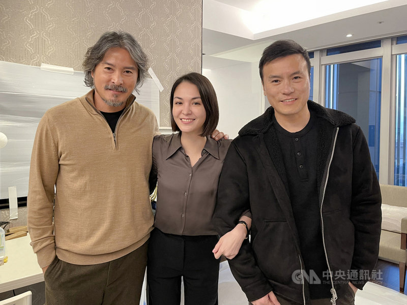 演員張榕容(中)和李銘順(左)、李銘忠(右)兄弟都曾合作過,3人首次在懸疑推理劇「逆局」共同飆戲,相當開心。(澤東電影提供)中央社記者葉冠吟傳真 110年10月28日