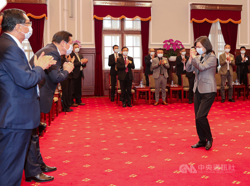 總統蔡英文(右)28日在總統府接見110年中華民國優良商人等獎項得獎人,入場時向中華民國全國商業總會理事長許舒博(左2)等人拱手致意。中央社記者鄭清元攝 110年10月28日