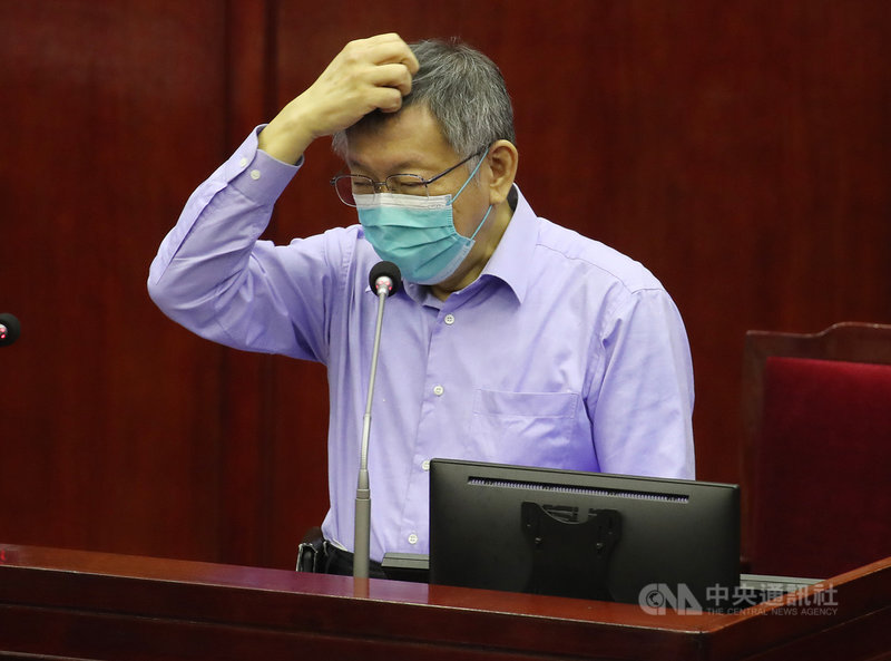 台北市政府編列新台幣28億元預算擬採購第3劑疫苗,議員詢問若中央提供疫苗狀況無虞,是否可能不買疫苗,台北市長柯文哲(圖)28日在市議會答詢表示,有可能,28億元為預備預算,含接種處置費等。中央社記者張新偉攝 110年10月28日