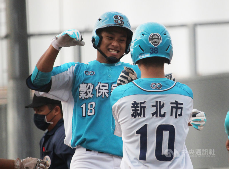2021第9屆中信盃黑豹旗全國高中棒球大賽持續展開,穀保家商二刀流好手林盛恩(背號18)28日敲出3分砲,開轟後難掩興奮神情。中央社記者楊啟芳攝 110年10月28日