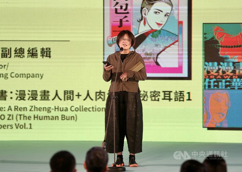 第12屆金漫獎頒獎典禮28日下午在台北舉行,漫畫編輯獎由大塊文化副總編輯林怡君(圖)獲得,她致詞時感謝漫畫家任正華、王登鈺及「秘密耳語」團隊願意將心血交給她,「最感謝讀者,如果沒有你們願意閱讀與購買,這些都不會成立。」中央社記者張皓安攝 110年10月28日