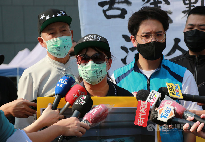 何姓男子因案赴台中看守所服刑,但第2天頭部就受重傷,何男妻子(前中)懷疑丈夫遭動用私刑,28日到台中地檢署外陳情。台中看守所則表示,何男在所內疑因癲癇發作跌倒以致受傷,監視器畫面家屬看過後無異議,也已交檢方調查。中央社記者蘇木春攝 110年10月28日