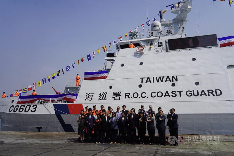 為監督政府推動「籌建海巡艦艇發展計畫」國艦國造執行成效,立法院內政委員會28日前往中信造船股份有限公司高鼎廠主持「安平級巡防艦(600噸級)-第3艘淡水艦交船暨第4艘旗津艦命名下水聯合典禮」;會後並在淡水艦前合影留念。中央社記者董俊志攝 110年10月28日