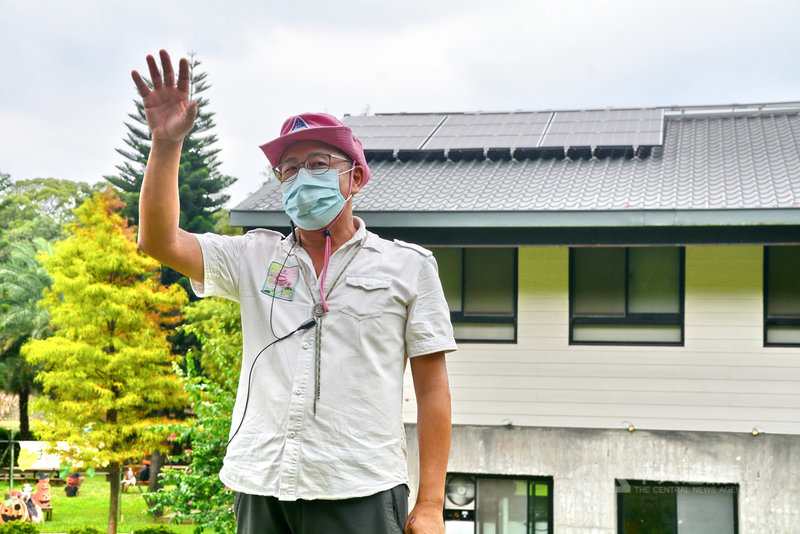 位於國境之北的「翡翠1號」太陽能光電系統公民電廠,28日宣布啟用。皇后鎮森林團隊特助郭冠雄(圖)介紹系統設施。中央社記者黃旭昇新北攝 110年10月28日