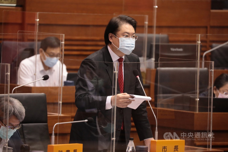 基隆市長林右昌(中)28日在議會答詢時說,基隆捷運在台北端只有1.45公里,在新北端、基隆端才是主線,但台北市長柯文哲現在弄得有點像「尾巴在搖狗」,(指事情的主體受控於其中的一小部分)是很莫名其妙的事。中央社記者王朝鈺攝 110年10月28日