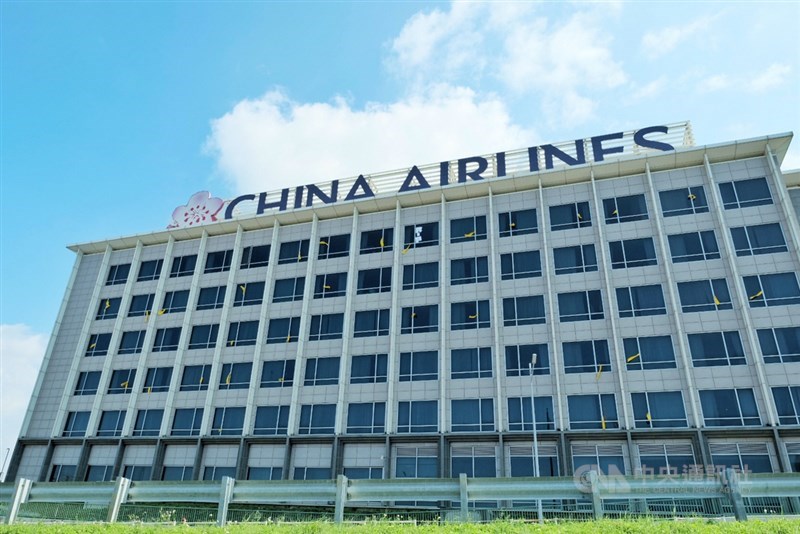 響應桃園市機師職業工會28日在3處防疫旅館同步發起的「黃飄帶行動」,住在台北諾富特華航桃園機場飯店的機組員,下午在窗外掛起黃色飄帶。中央社記者吳睿騏桃園機場攝 110年10月28日