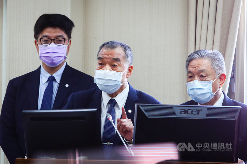 立法院外交及國防委員會28日邀請國防部報告「台海軍事緊張升高對我國防戰備與美陸台三方關係之影響」,國防部長邱國正(中)、外交部次長田中光(右)、大陸委員會副主委邱垂正(左)列席備詢。中央社記者王騰毅攝 110年10月28日