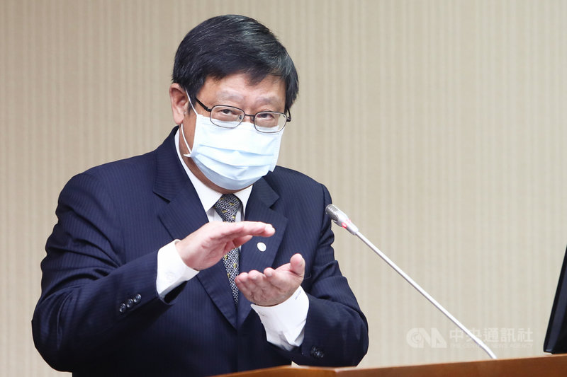 立法院社會福利及衛生環境委員會28日邀請行政院環境保護署等部會針對「我國空氣污染防制工作現況及後續精進作為」進行專題報告,圖為環保署長張子敬備詢。中央社記者王騰毅攝 110年10月28日