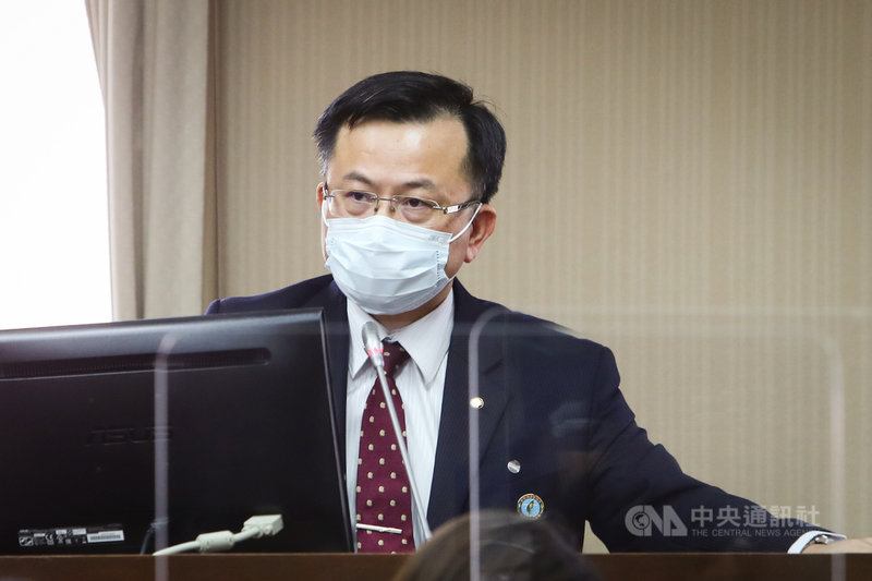 針對外界質疑5G吃到飽只是吃半飽,國家通訊傳播委員會(NCC)主委陳耀祥28日在立法院表示,業者有提供不同版本資費,如果考量購買力指數等因素,台灣5G資費不一定是最低,但是相對低廉。中央社記者王騰毅攝 110年10月28日