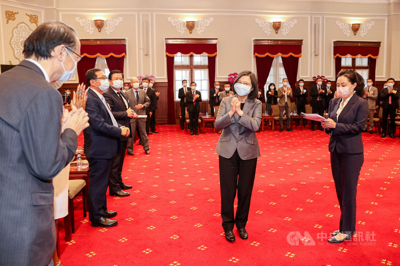 總統蔡英文(右2)28日在總統府接見110年中華民國優良商人、優良外國駐台商務單位、優良外商、優良台灣老店暨在地特色老店、創新菁英老店等獎項得獎人,入場時總統向眾人拱手致意。中央社記者鄭清元攝 110年10月28日