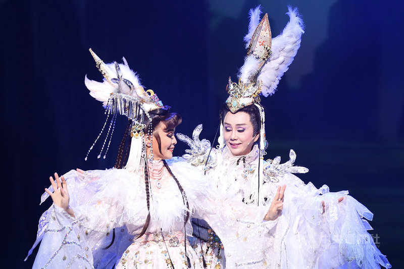明華園戲劇總團「韓湘子」於30、31日將經典回歸舞台搬演,28日在台北國家戲劇院舉辦彩排記者會,全劇由「無敵小生」孫翠鳳(右)領銜主演。中央社實習記者蕭宇軒攝 110年10月28日