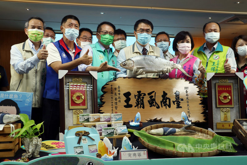 「2021台南虱目魚文化季」30日將在鹿耳門天后宮熱鬧開幕,28日舉行宣傳記者會,台南市長黃偉哲(前左4)出席,向民眾預告精彩豐富的系列活動。(台南市政府提供)中央社記者張榮祥台南傳真 110年10月28日