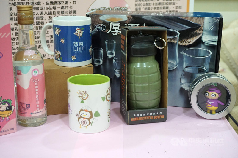2021金門烈嶼芋頭季系列活動將自30日展開,鄉長洪若珊28日為芋頭季宣傳,現場展示活動期間將推出的多項好禮。中央社 110年10月28日
