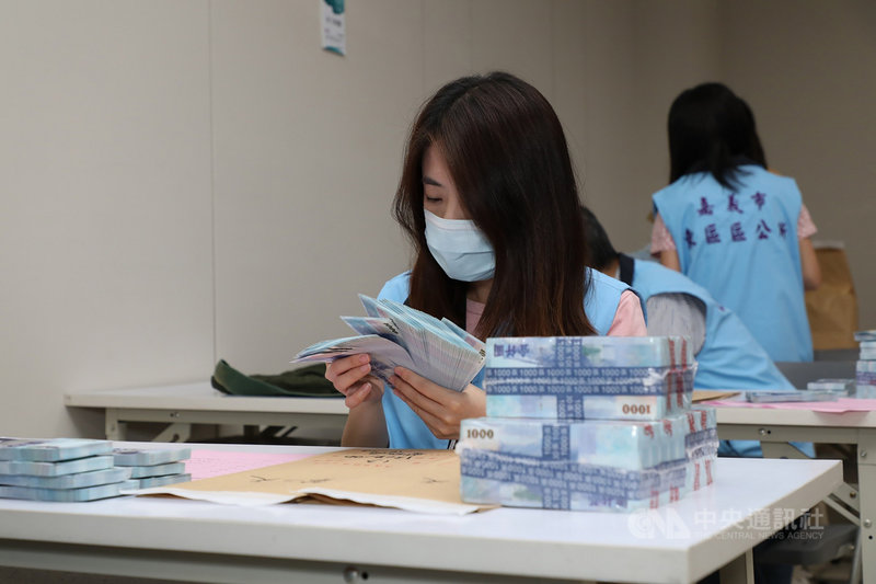 嘉義市政府將於30、31日普發市民新台幣2000元振興消費金,相關工作人員28日持續進行事前整備工作。(嘉義市政府提供)中央社記者姜宜菁傳真 110年10月28日