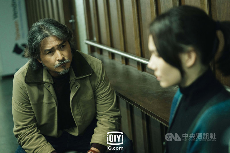 在懸疑推理劇「逆局」中飾演警隊隊長譚崇輝的李銘順(左)透露,開拍前導演就有向他提到,想邀請弟弟李銘忠飾演反派角色。(愛奇藝國際站提供)中央社記者葉冠吟傳真 110年10月28日