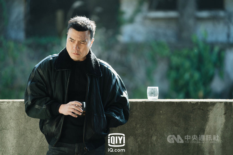 演員兄弟檔李銘順和李銘忠(圖)首次在影集「逆局」合體,分飾警察和反派;不過由於兩人長相過於相似,一度讓網友誤認是李銘順一人分飾兩角。(愛奇藝國際站提供)中央社記者葉冠吟傳真 110年10月28日