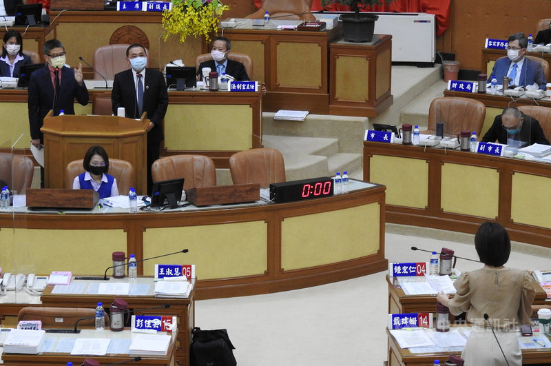 新北市長侯友宜(後立者左2)28日接受市政總質詢,民進黨籍議員戴瑋姍(前右立者)指控動保處涉嫌包庇無照寵物店,農業局長李玟(後立者左)則反駁指控不實。中央社記者王鴻國攝 110年10月28日