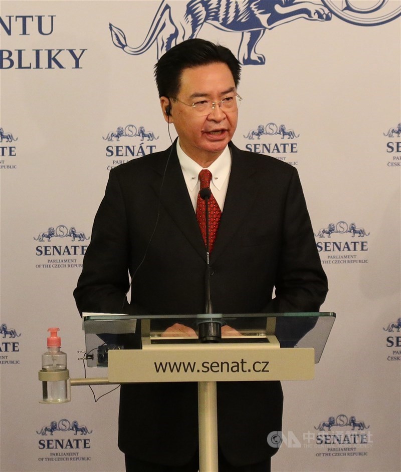 外媒披露,外交部長吳釗燮本週的訪歐之行,將增加密訪歐盟總部所在地布魯塞爾。圖為吳釗燮27日在捷克參議院接受媒體提問。(中央社檔案照片)