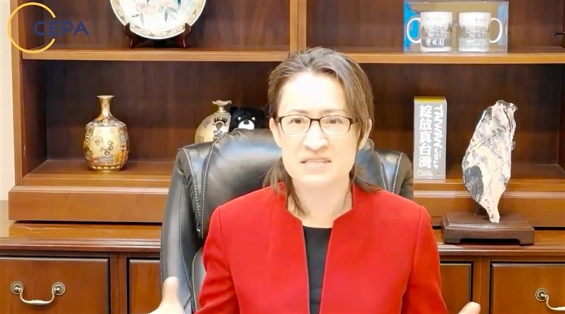 駐美代表蕭美琴在研討會中,談到中國多年來對台灣的強力施壓,包括安全、經濟與政治威脅,以及在台灣國際參與上的擠壓。而這其中又以經濟層面脅迫最為複雜,也最難因應。(截自歐洲政策分析中心研討會畫面)中央社記者江今葉華盛頓傳真 110年10月28日