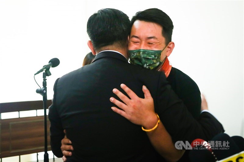 台灣基進立委陳柏惟(右)遭到罷免,28日他在立法院外交及國防委員會任期最後一次質詢時發表結業報告細數問政成績,離開時民進黨立委王定宇(背對者)特別獻上擁抱替他加油打氣。中央社記者王騰毅攝 110年10月28日