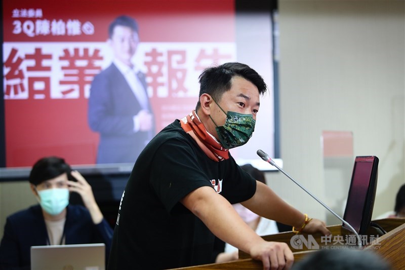 台灣基進立委陳柏惟(前)遭到罷免,28日他在立法院外交及國防委員會進行任期最後一次質詢,發表結業報告細數問政成績。中央社記者王騰毅攝 110年10月28日