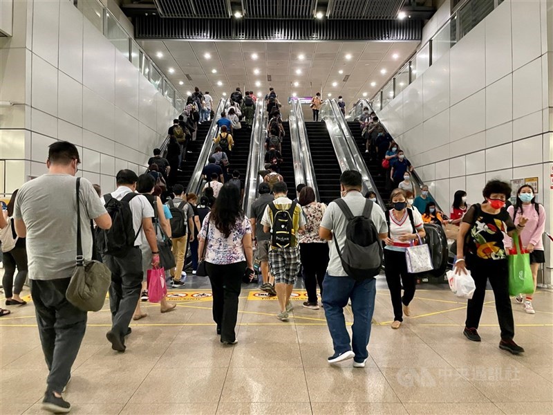 新加坡27日新增超過5000人確診COVID-19,再度刷新單日新增確診紀錄。圖為25日地鐵站內的人群。(中央社檔案照片)