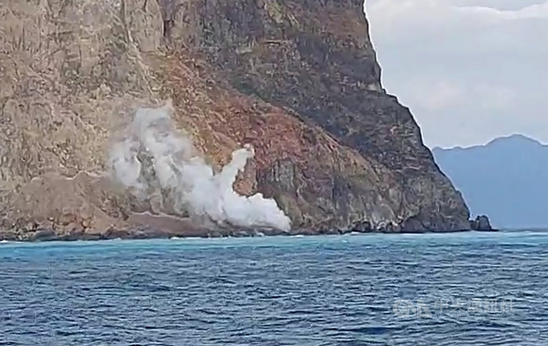 龜山島龜首海域28日噴出大量磺煙,疑因前幾天地震落石砸中海底的磺煙洞口導致。(宏棋號賞鯨船解說員簡逢均提供)中央社記者沈如峰宜蘭縣傳真 110年10月28日