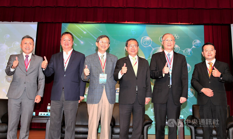 針對行政院生技產業策略諮議委員(BTC)會議的政策方向擬訂與總體建議,生技中心28日偕同台灣生物產業發展協會及中華民國開發性製藥研究協會共同召開生技產業政策接球論壇。左起為AstraZeneca總裁陳康偉、行動基因執行長陳華鍵、上騰生技董事長張鴻仁、生技中心董事長涂醒哲、國家生技醫療產業策進會副會長楊泮池、生技中心執行長吳忠勳。(生技中心提供)中央社記者韓婷婷傳真 110年10月28日