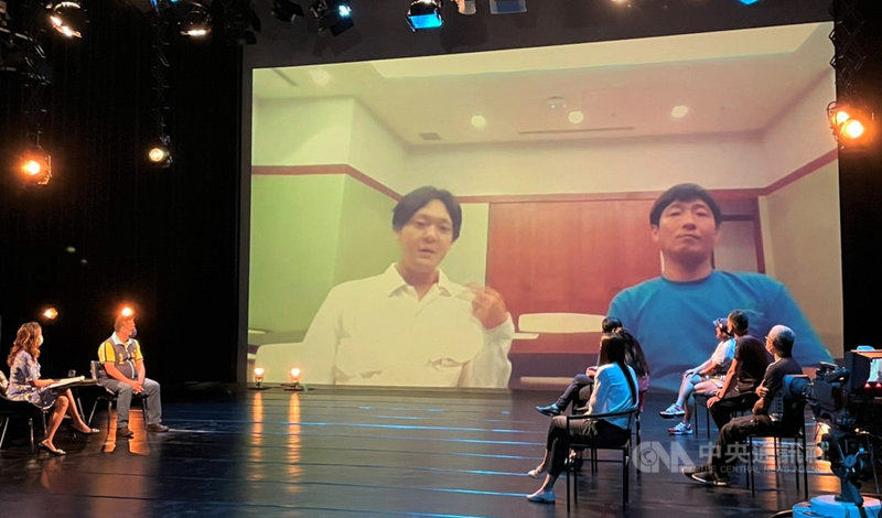 紀錄片「垃圾職人觀察日誌」導演高橋裕和(後左)、男主角岳裕介(後右)越洋連線和台灣觀眾分享台日清潔人員勞動環境差異。(公視提供)中央社記者葉冠吟傳真 110年10月28日