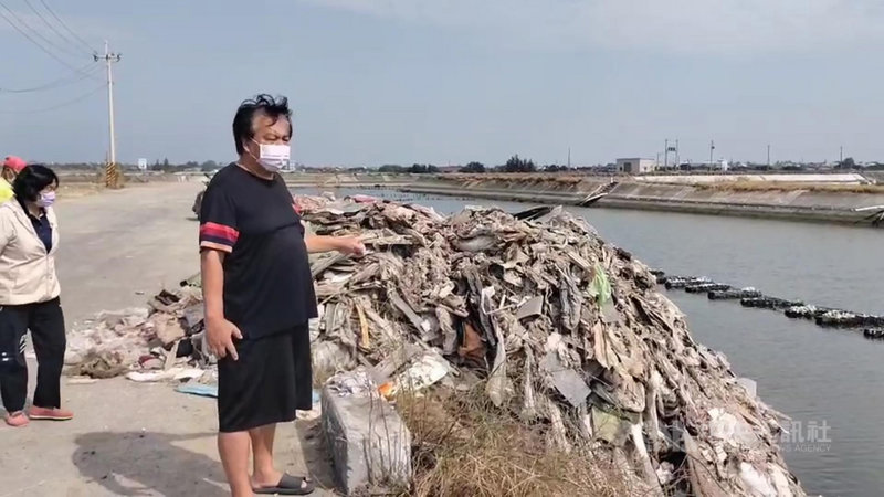嘉義縣東石鄉掌潭村松子溝排水27日晚間遭非法傾銷大量廢棄物,散發惡臭,村民28日上午發現報警處理。(讀者提供)中央社記者蔡智明傳真 110年10月28日